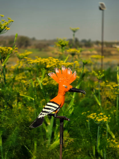 Recycled metal hoopoe bird sculpture on rod in flowering garden, weather-resistant Vidaron finish